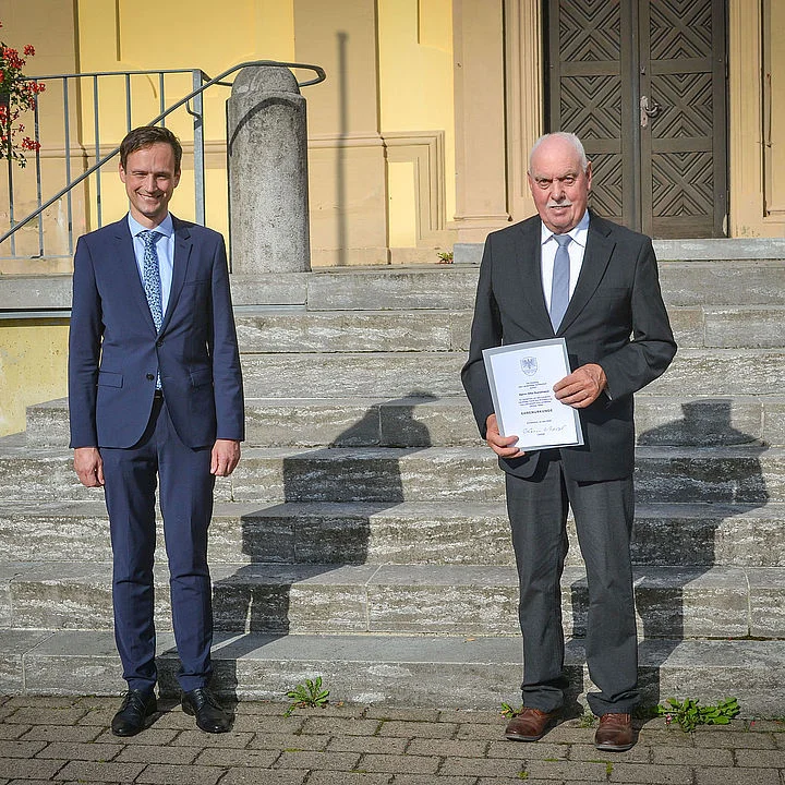 2021-08 Verleihung der Ehrenurkunde des Lkrs. Schweinfurt an Otto Kunzmann durch Landrat Florian Töpper 